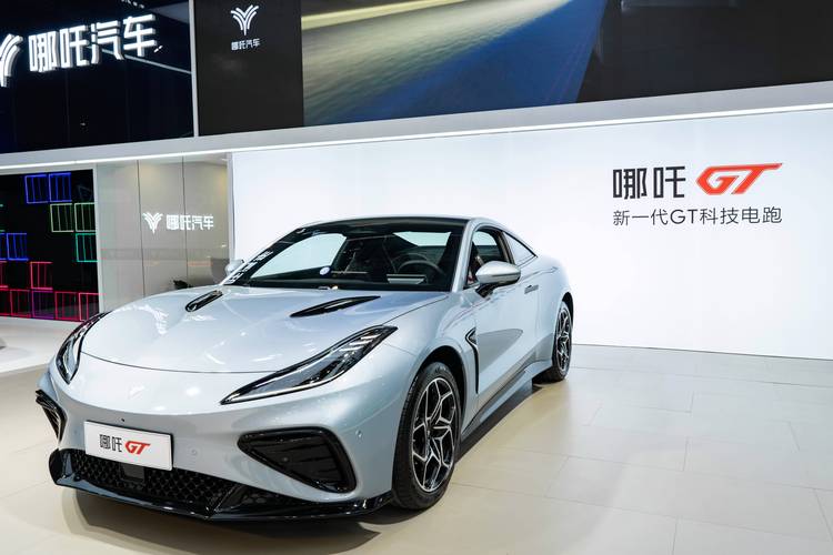 佛山14哪吒汽车在智能汽车领域的表现，领途汽车在新能源汽车市场中的影响力